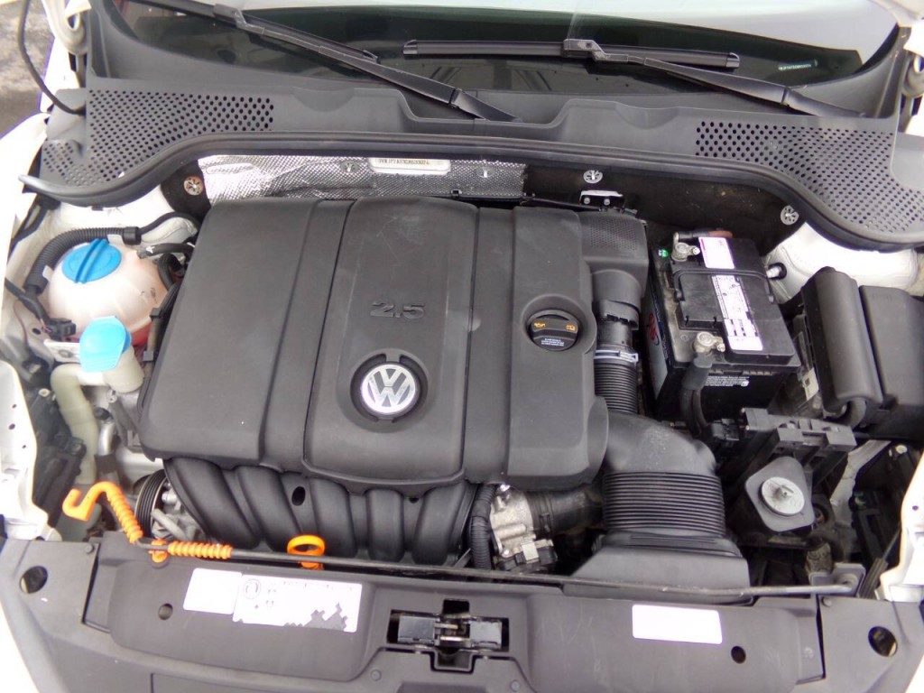 2012 Volkswagen Beetle Image 35