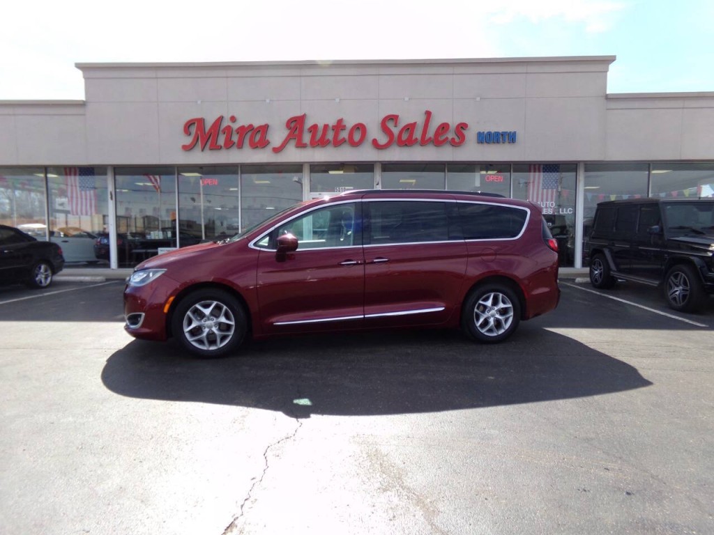 2017 Chrysler Pacifica Image 2