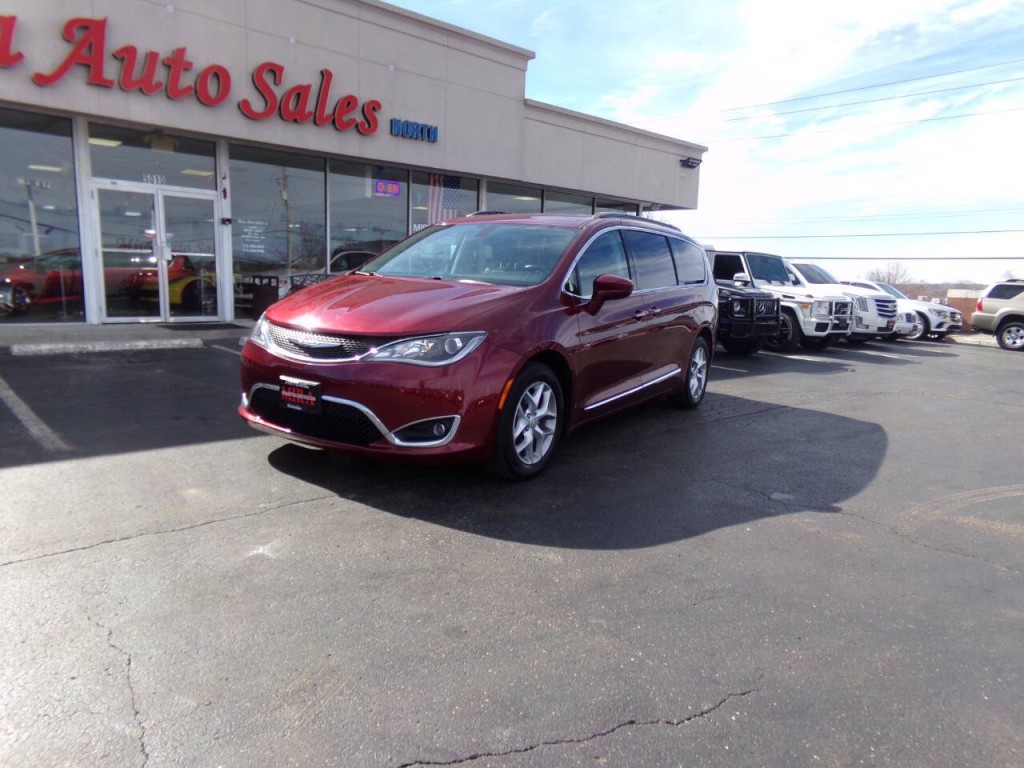 2017 Chrysler Pacifica Image 3