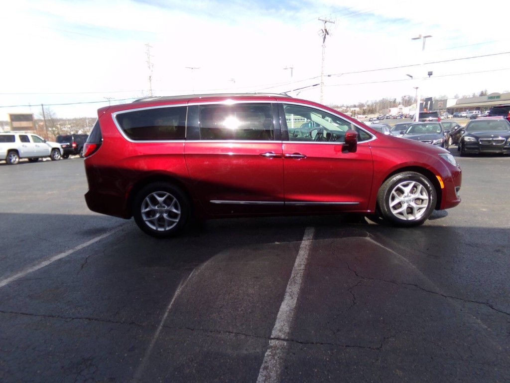 2017 Chrysler Pacifica Image 6