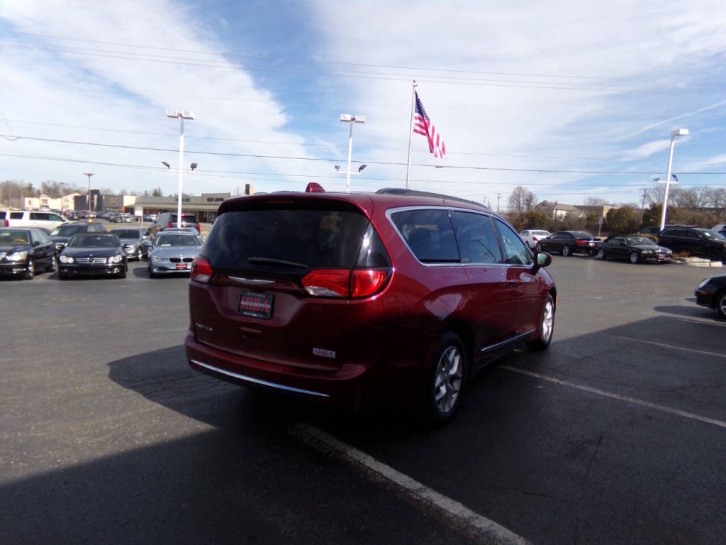 2017 Chrysler Pacifica Image 7
