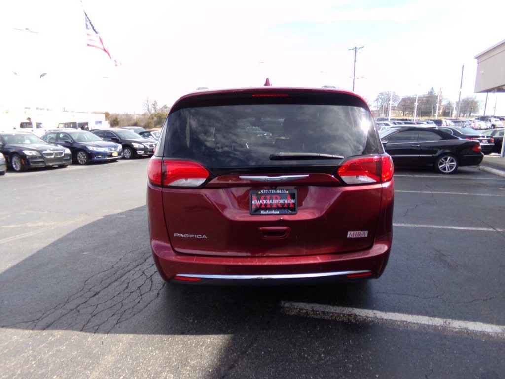 2017 Chrysler Pacifica Image 8