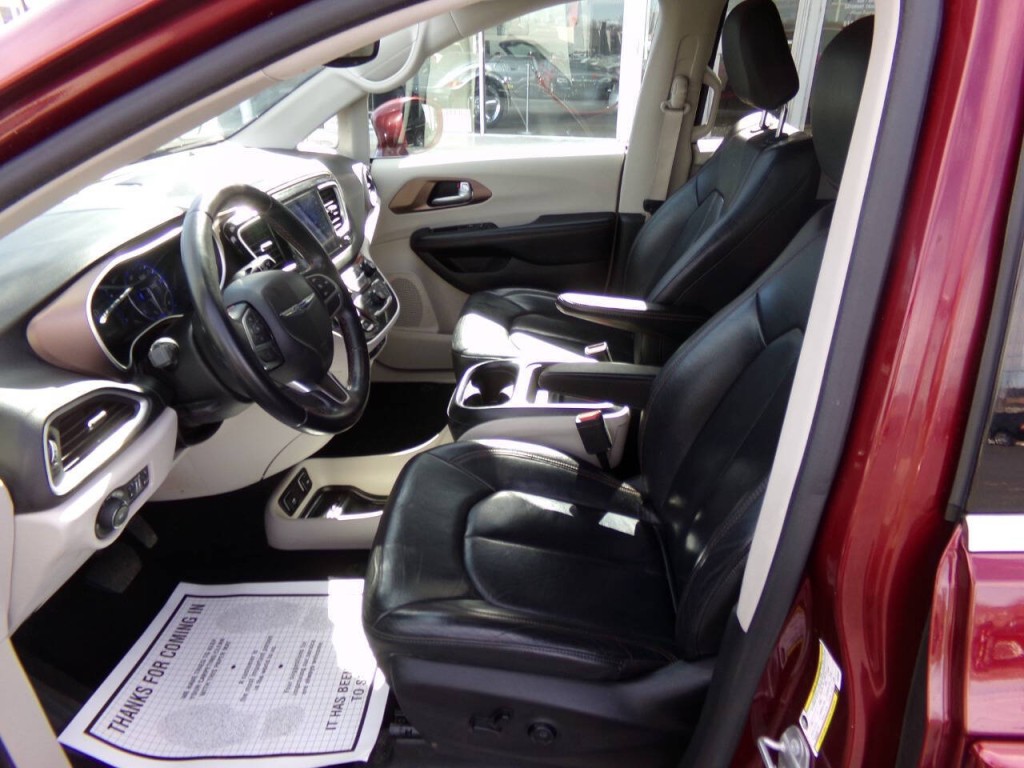 2017 Chrysler Pacifica Image 11