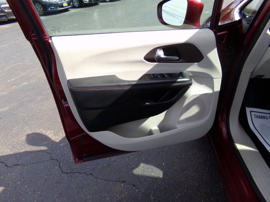 2017 Chrysler Pacifica Image 13