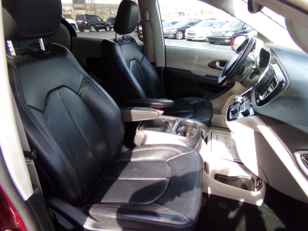 2017 Chrysler Pacifica Image 30