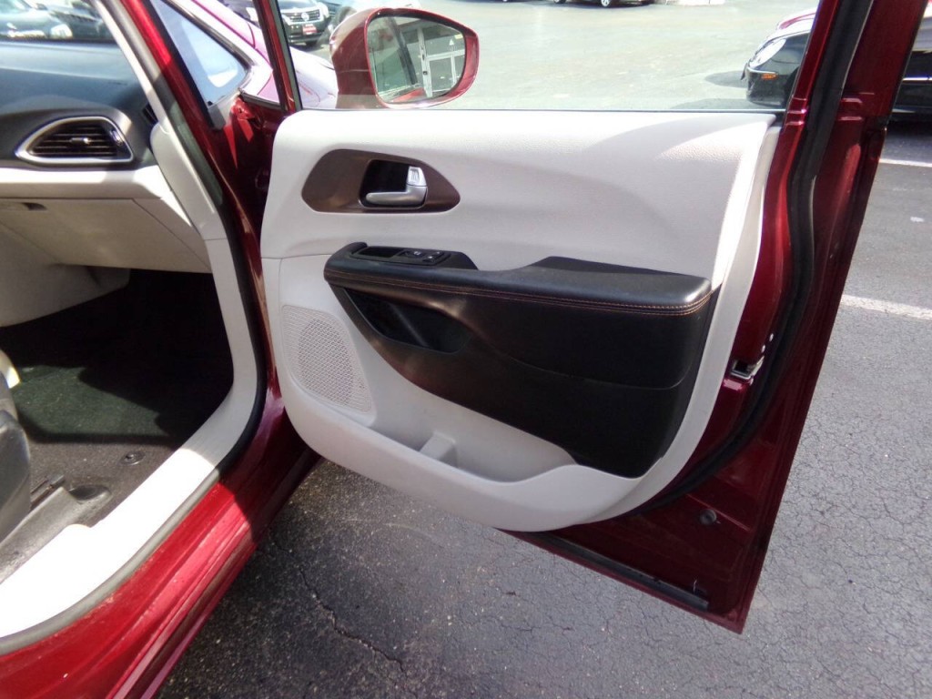 2017 Chrysler Pacifica Image 31