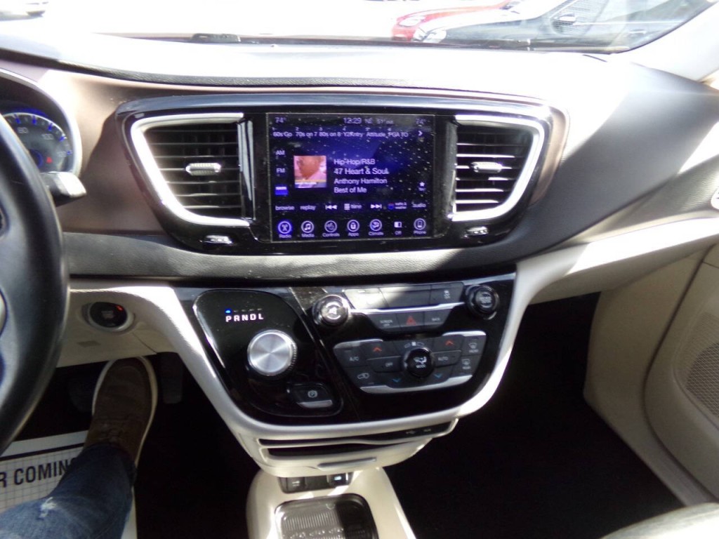 2017 Chrysler Pacifica Image 54