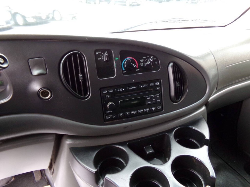 2006 Ford E-Series Image 35