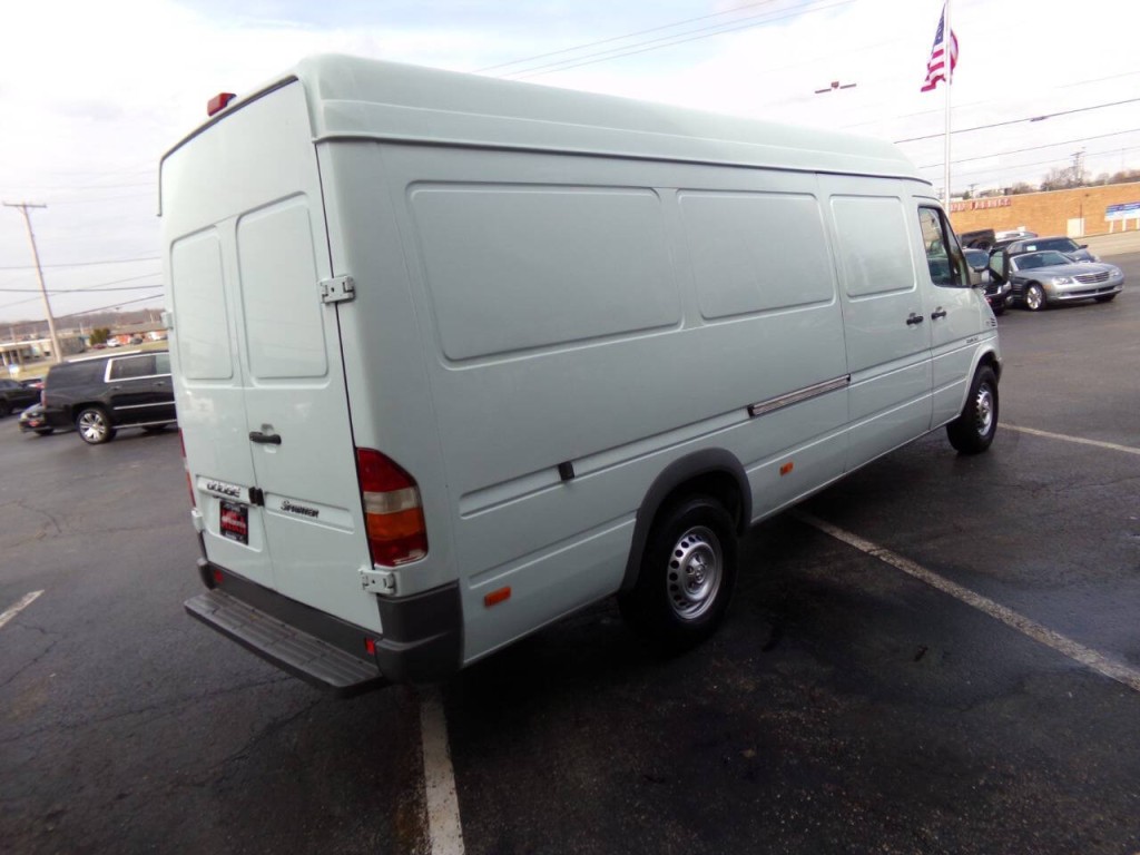 2004 Dodge Sprinter Image 4