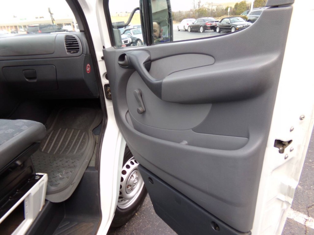 2004 Dodge Sprinter Image 28