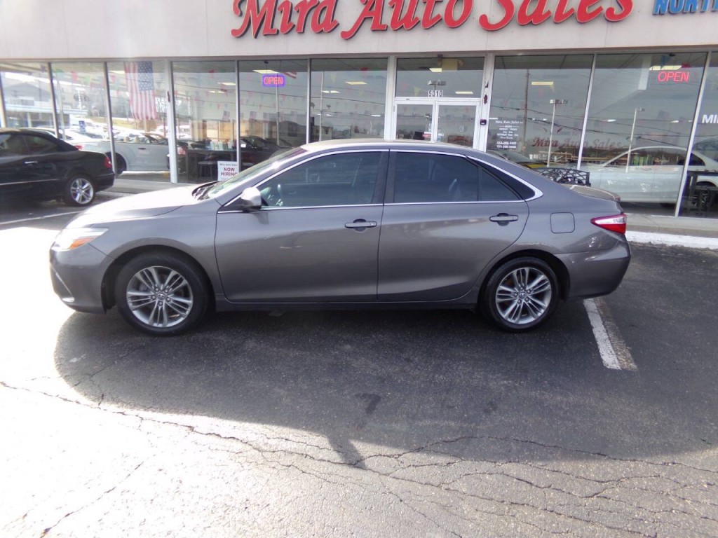 2016 Toyota Camry Image 2