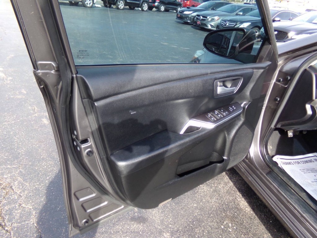 2016 Toyota Camry Image 9