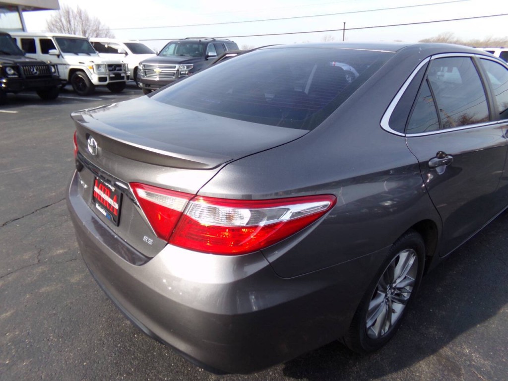 2016 Toyota Camry Image 15