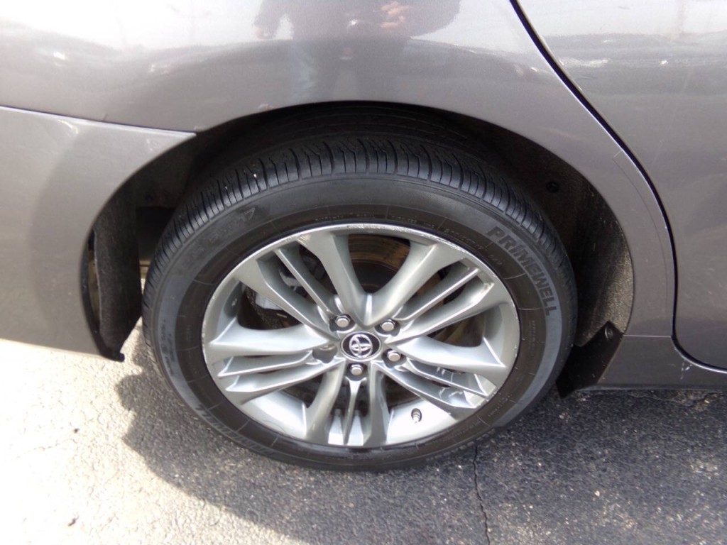 2016 Toyota Camry Image 16