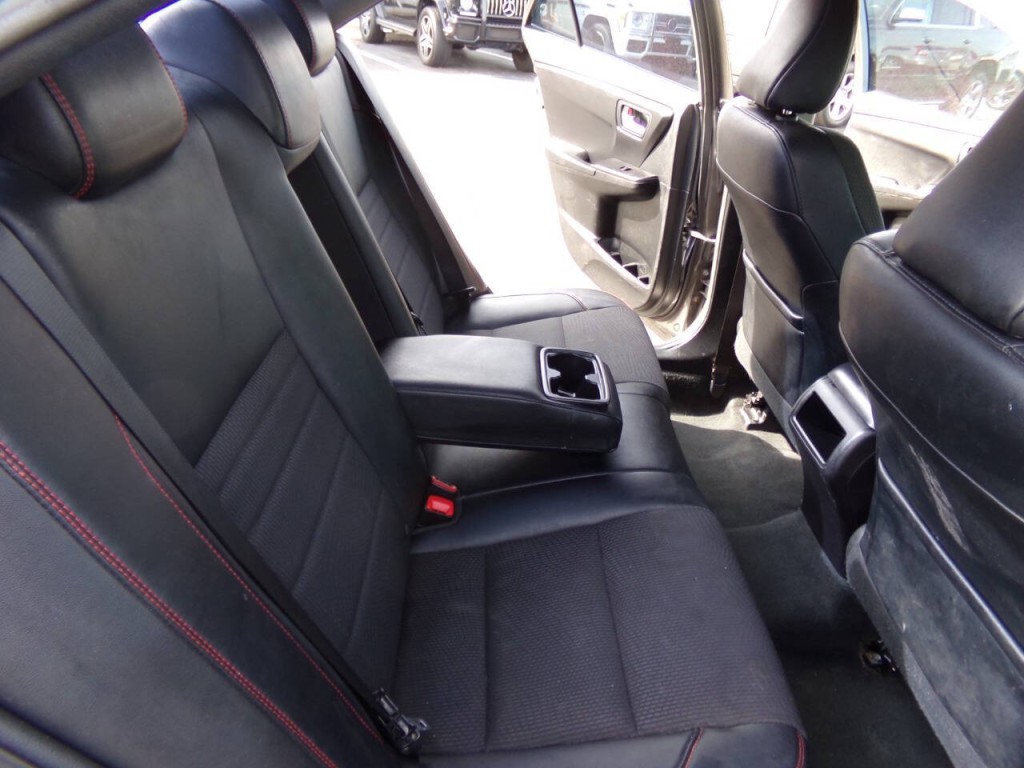 2016 Toyota Camry Image 17