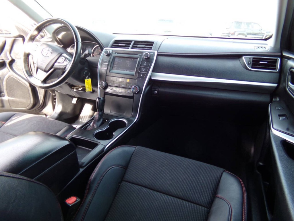 2016 Toyota Camry Image 18