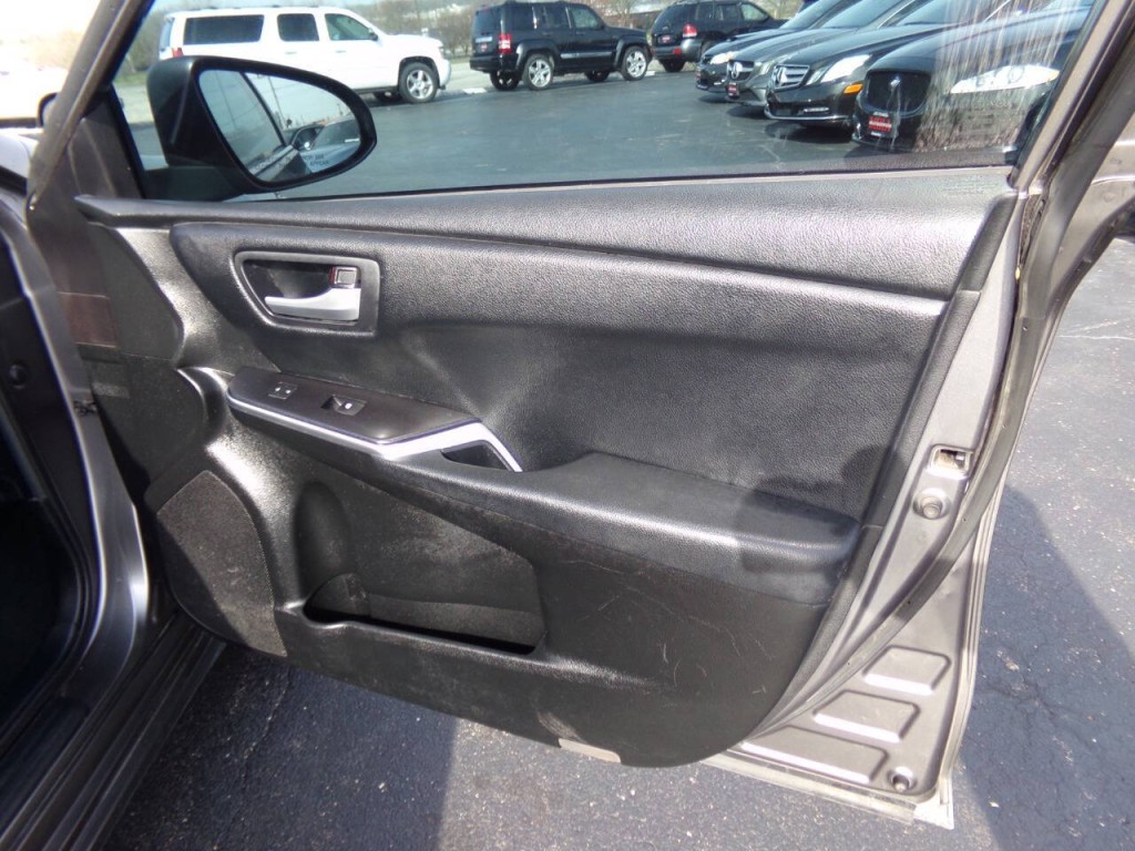 2016 Toyota Camry Image 21