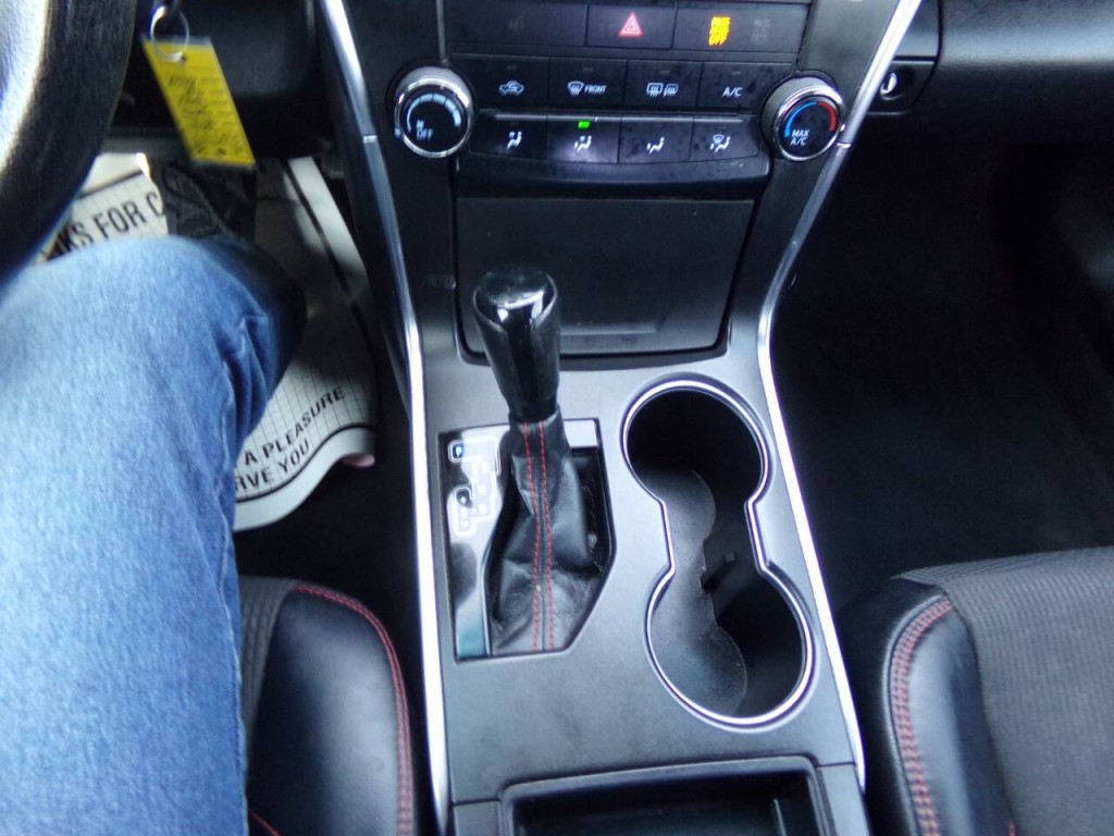 2016 Toyota Camry Image 29