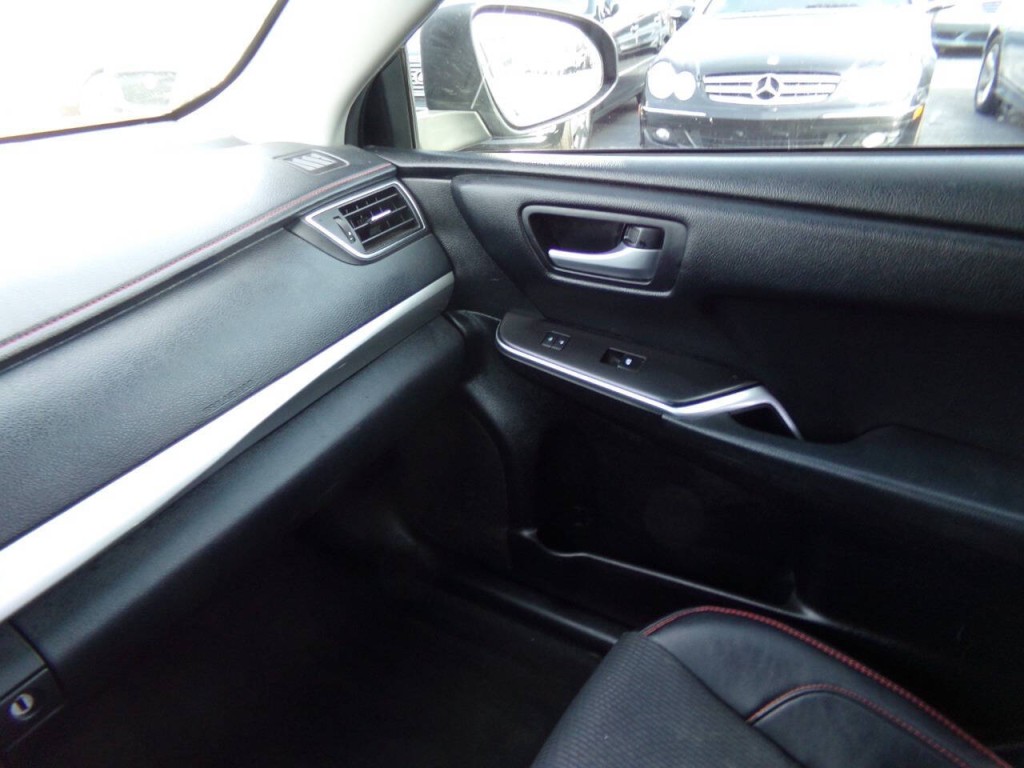 2016 Toyota Camry Image 34