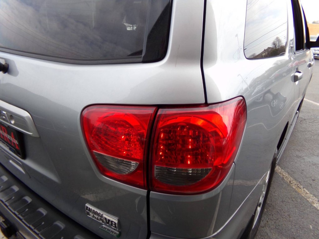 2011 Toyota Sequoia Image 16