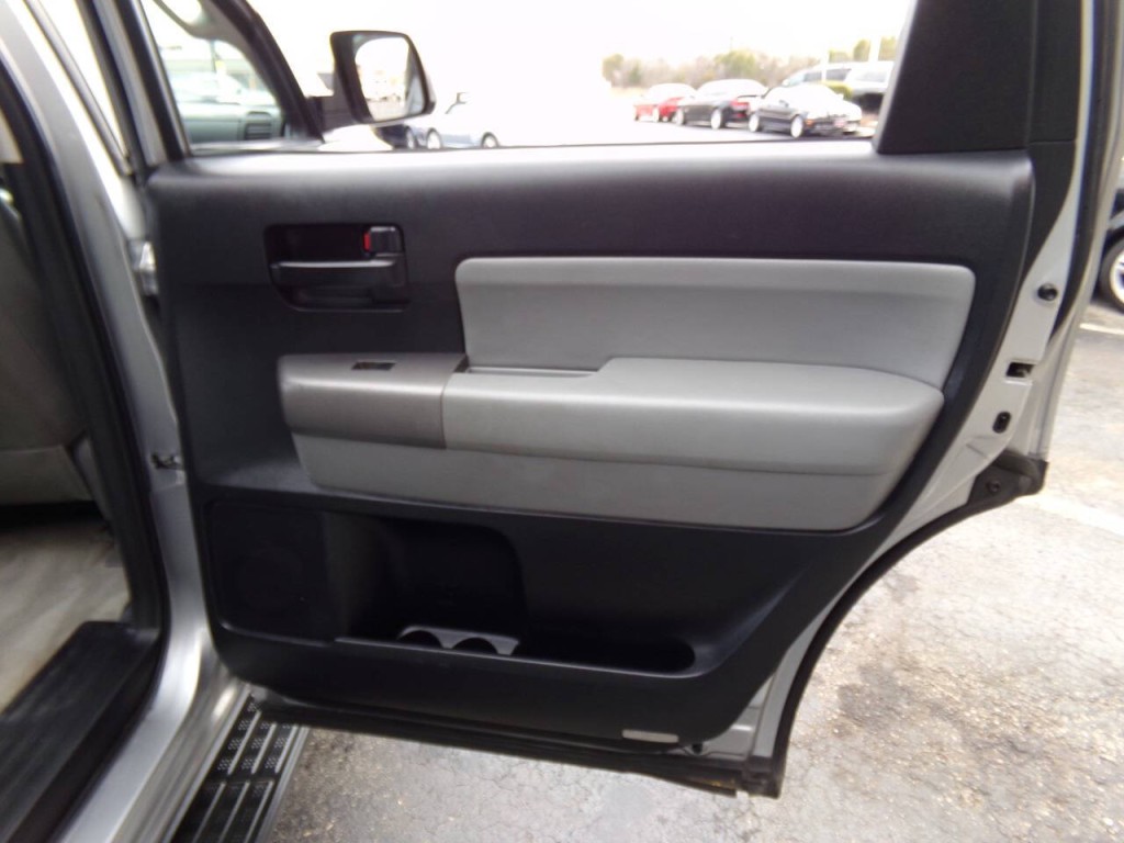 2011 Toyota Sequoia Image 23