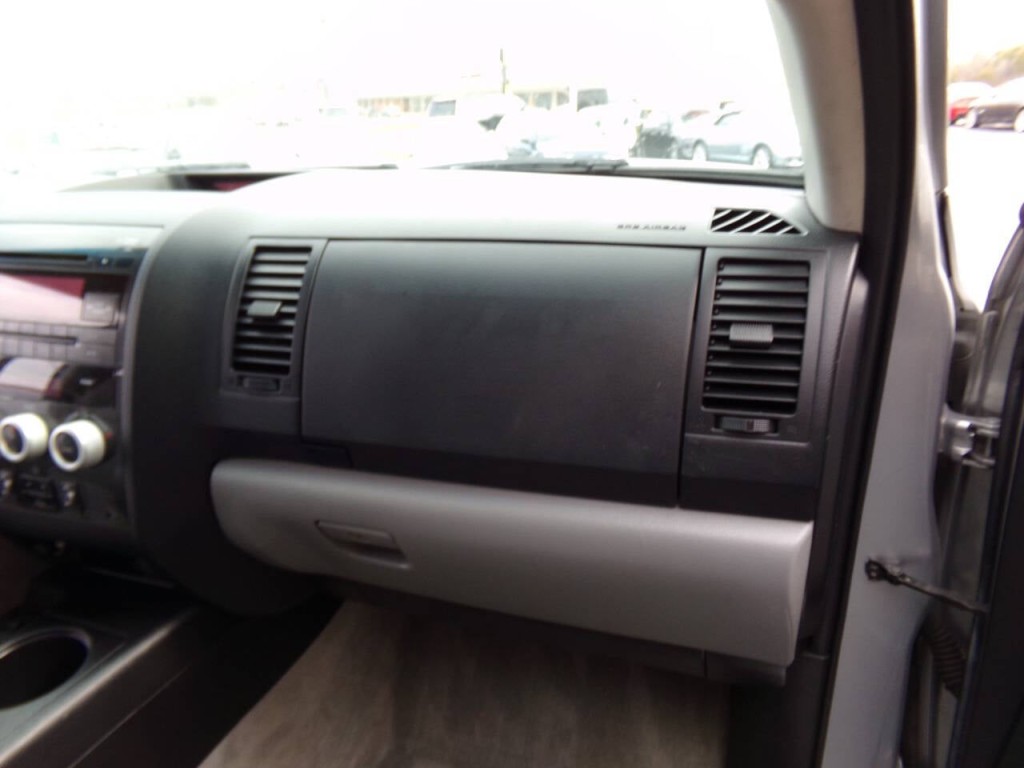 2011 Toyota Sequoia Image 32