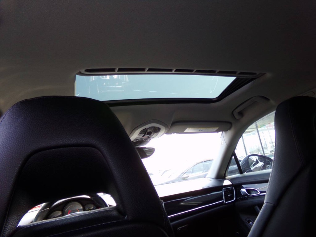 2014 Porsche Panamera Image 19