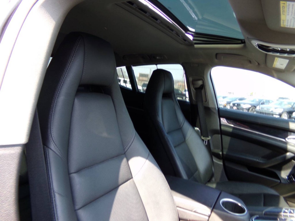 2014 Porsche Panamera Image 32
