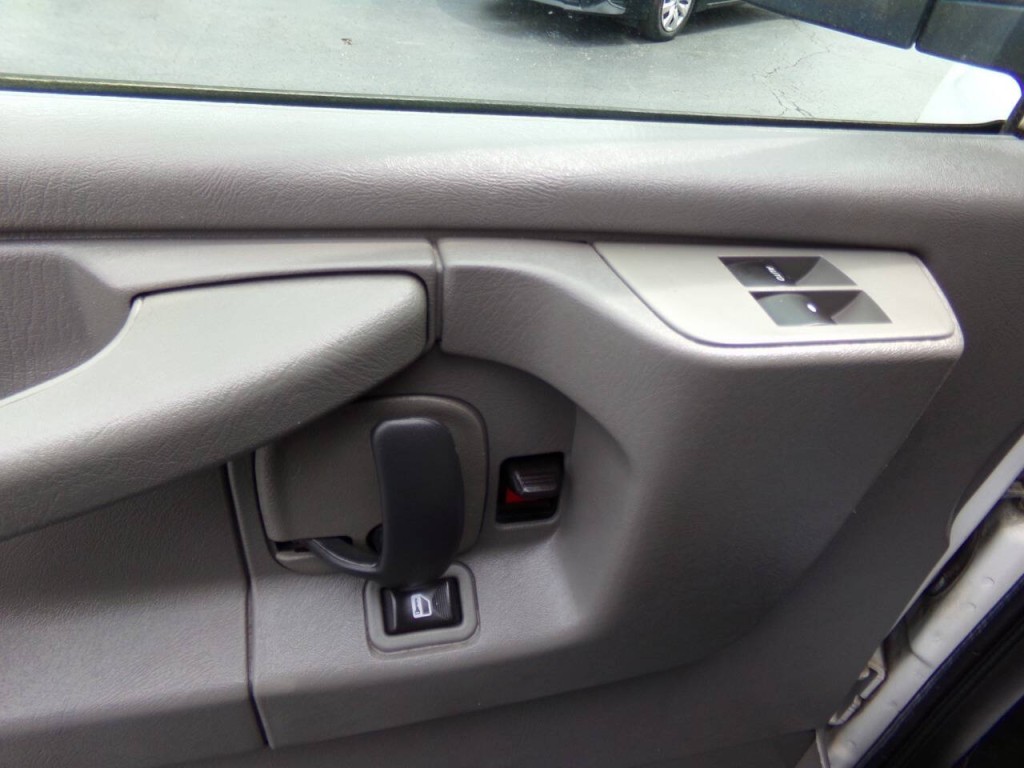 2013 Chevrolet Express Image 12