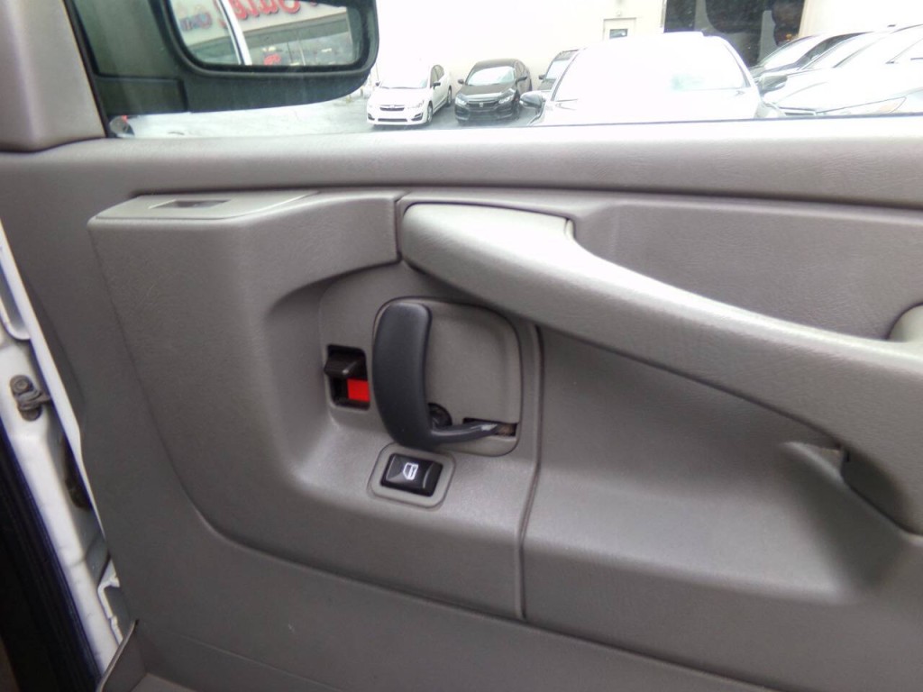 2013 Chevrolet Express Image 34