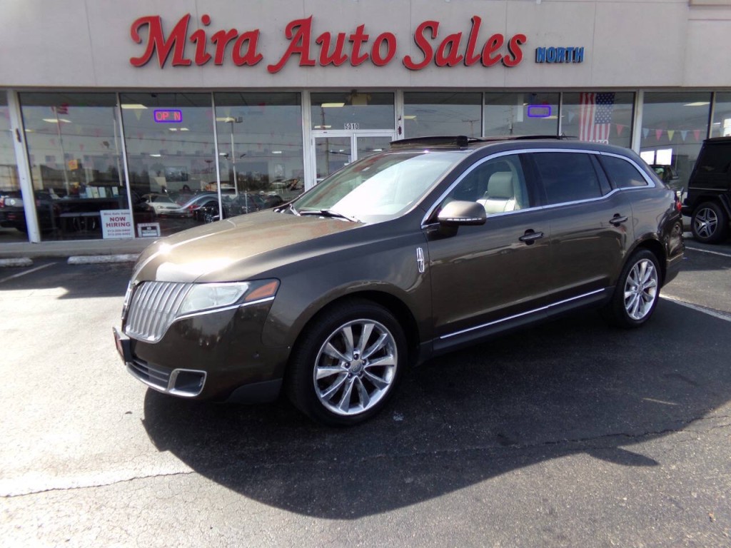 2011 Lincoln MKT Image 1