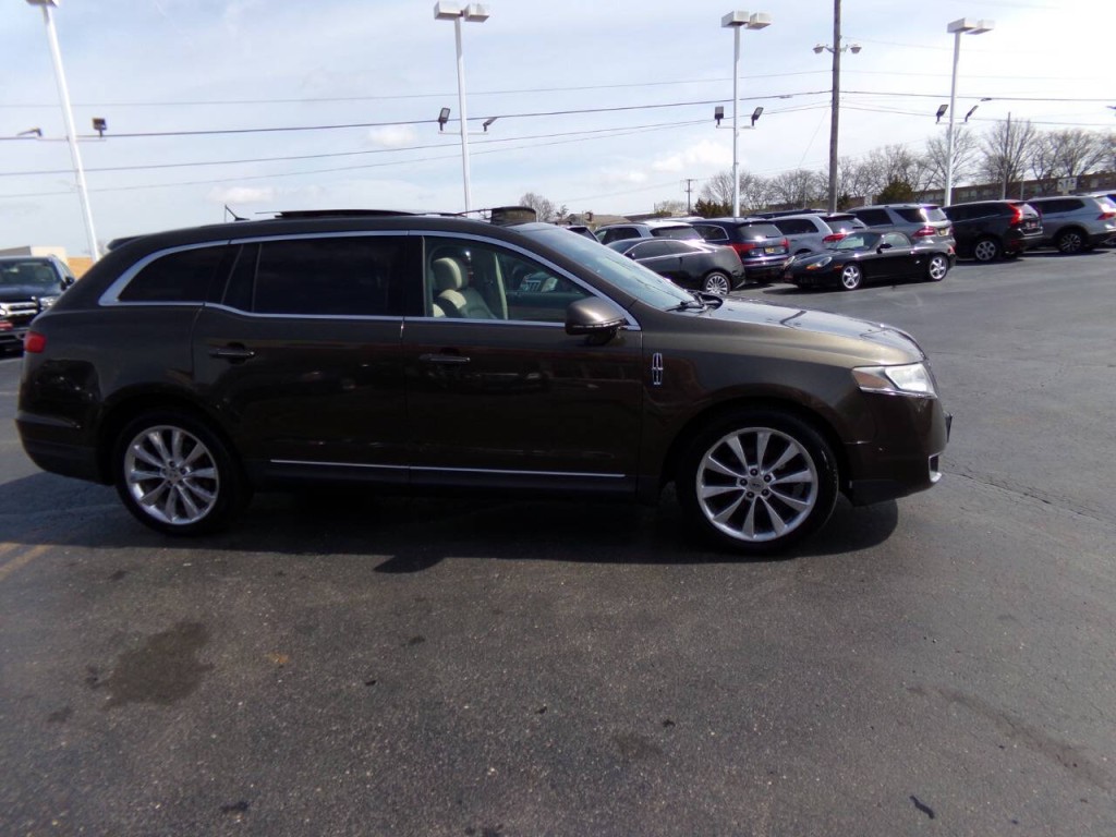 2011 Lincoln MKT Image 4