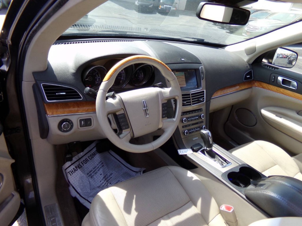 2011 Lincoln MKT Image 8