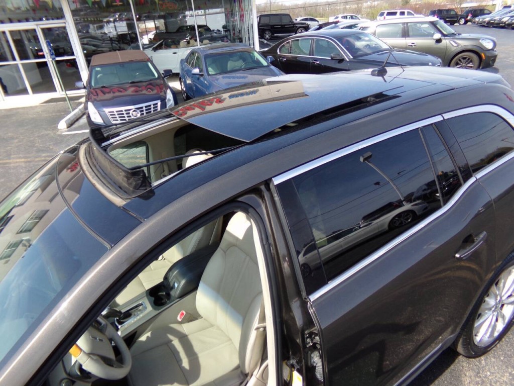 2011 Lincoln MKT Image 10