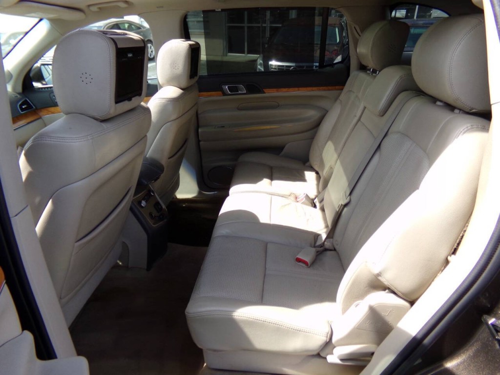 2011 Lincoln MKT Image 11