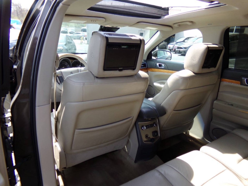 2011 Lincoln MKT Image 12