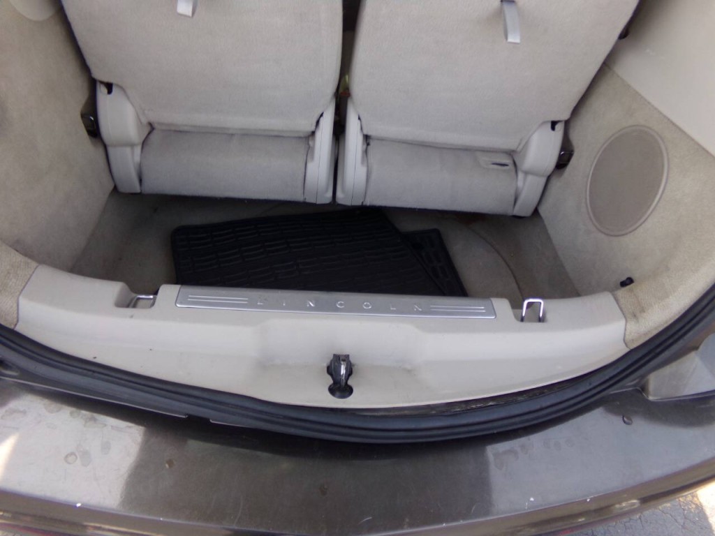 2011 Lincoln MKT Image 19
