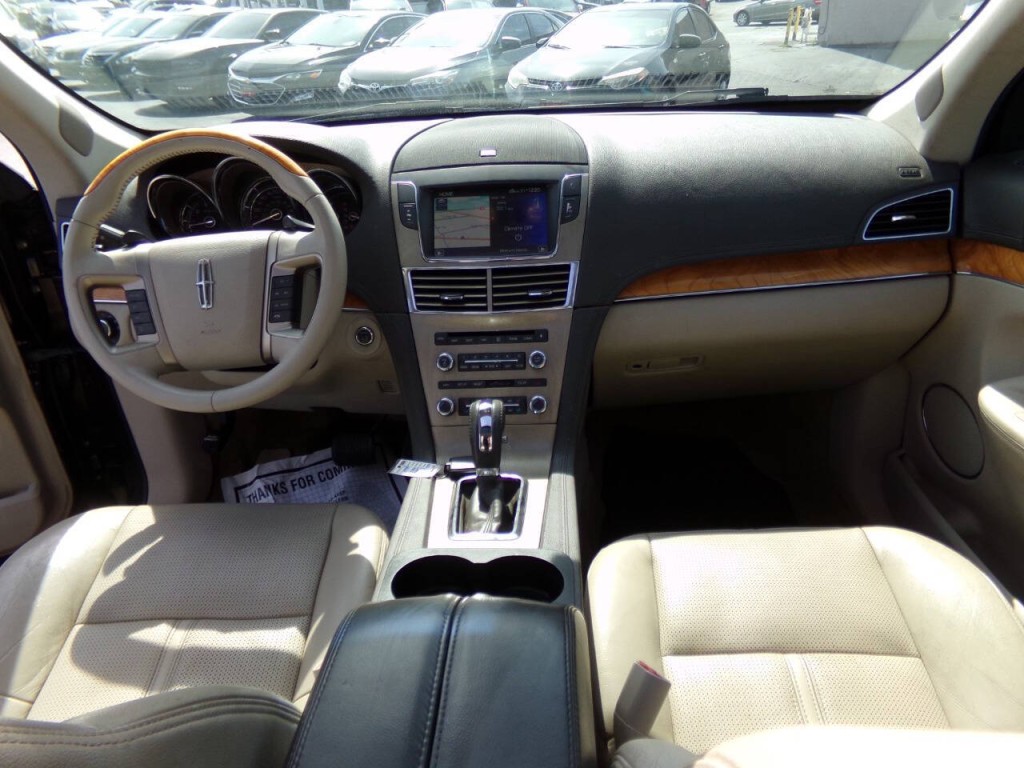 2011 Lincoln MKT Image 23