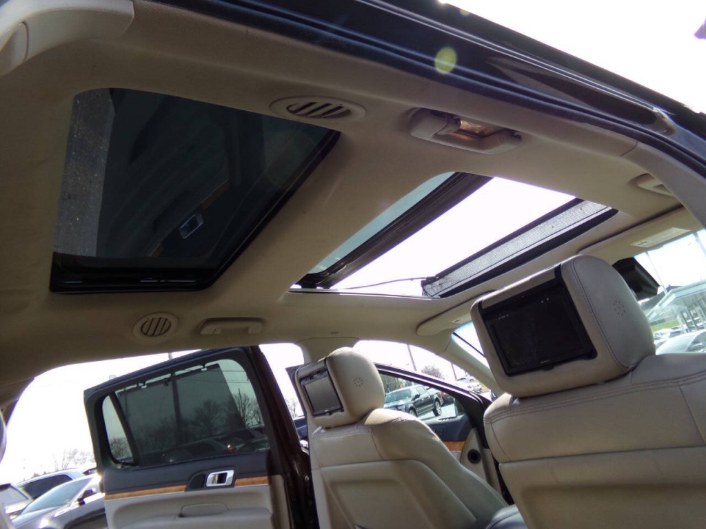 2011 Lincoln MKT Image 24