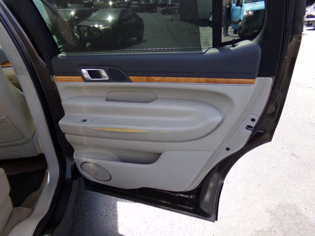 2011 Lincoln MKT Image 25
