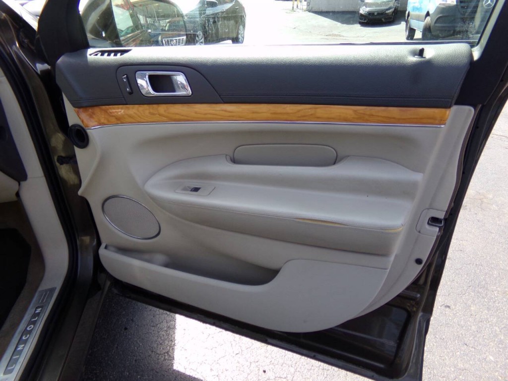2011 Lincoln MKT Image 26