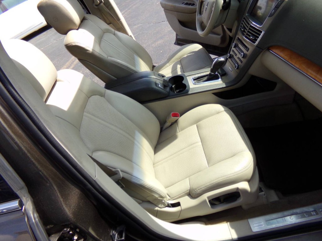 2011 Lincoln MKT Image 27