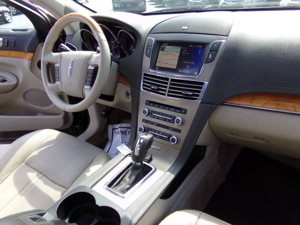 2011 Lincoln MKT Image 28