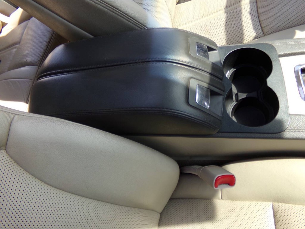 2011 Lincoln MKT Image 30