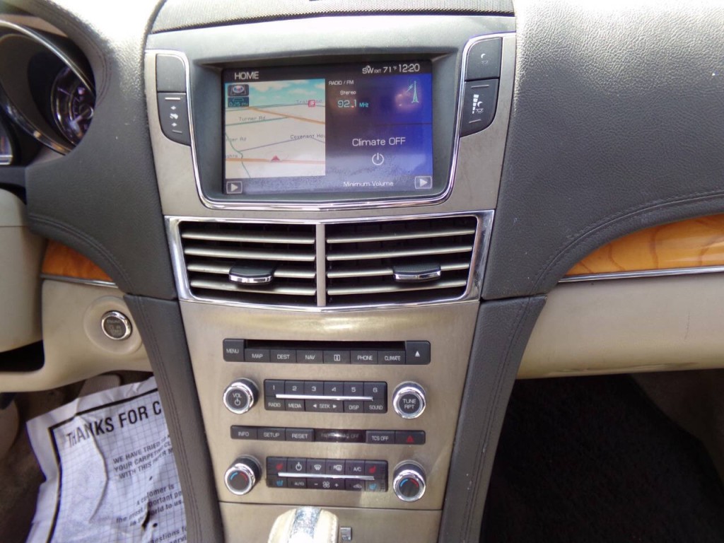 2011 Lincoln MKT Image 35