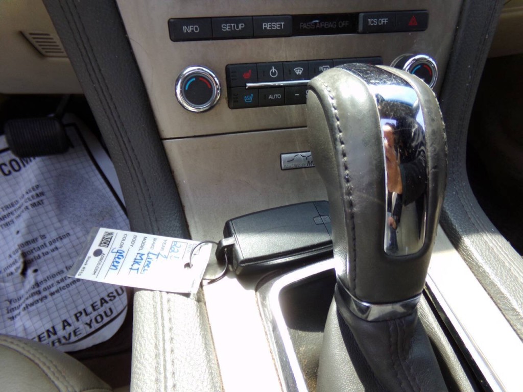 2011 Lincoln MKT Image 36