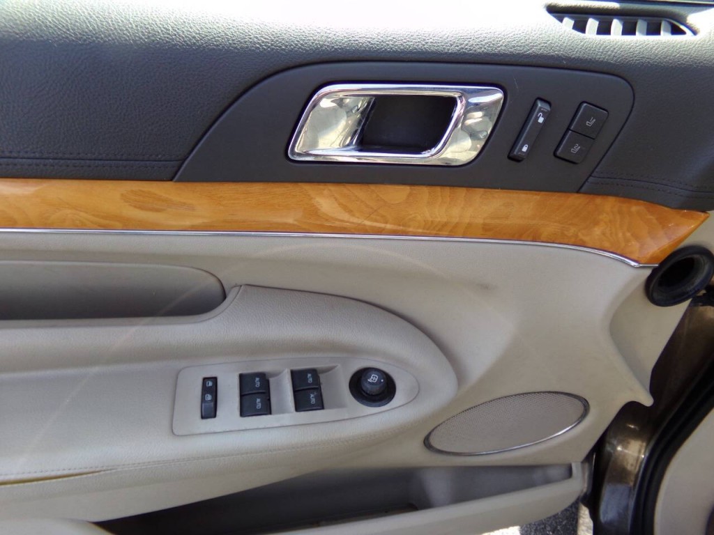 2011 Lincoln MKT Image 38