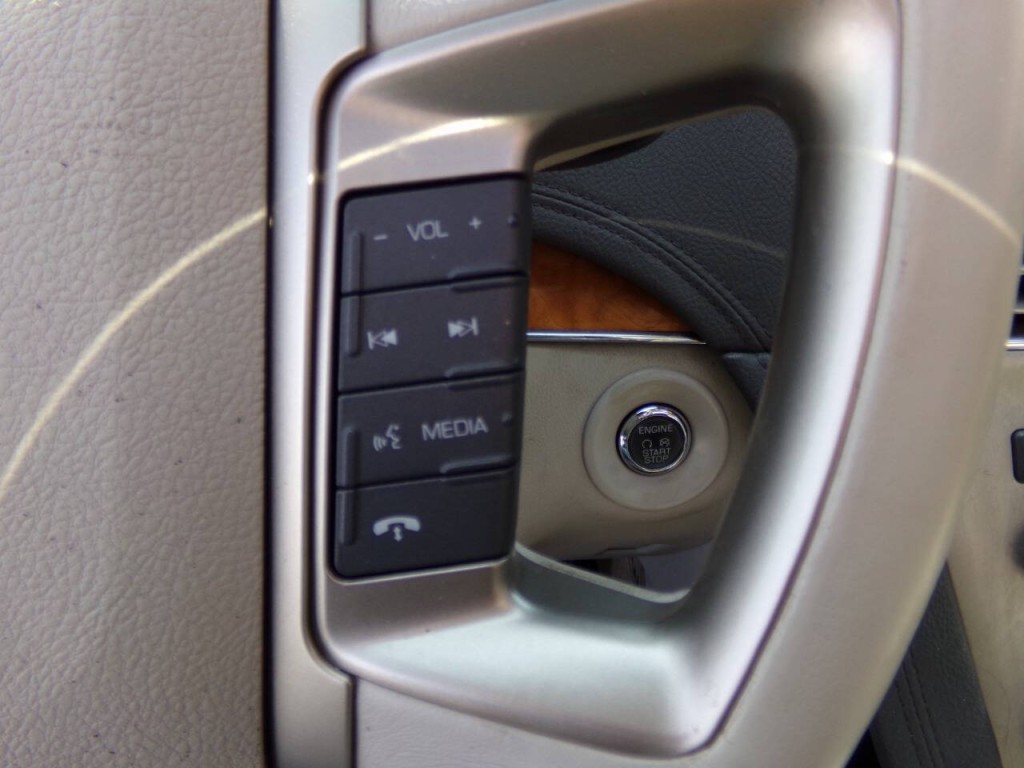 2011 Lincoln MKT Image 39