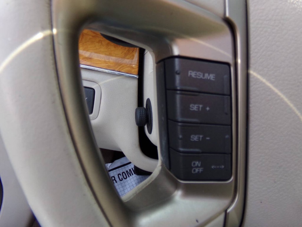 2011 Lincoln MKT Image 40