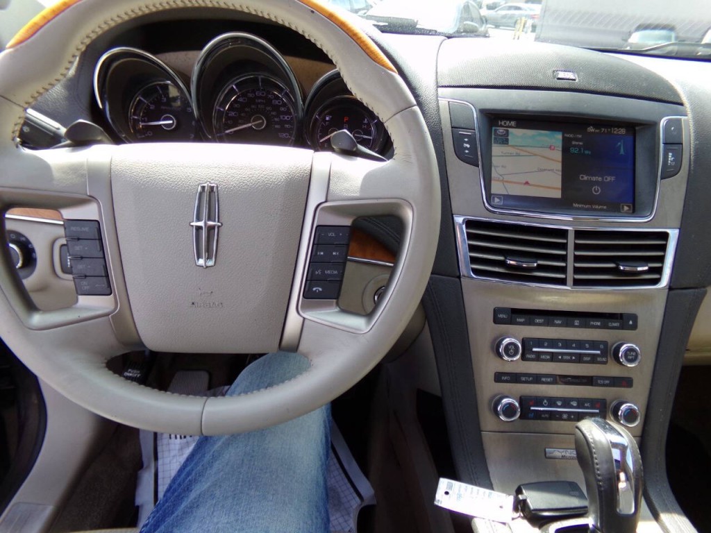 2011 Lincoln MKT Image 45